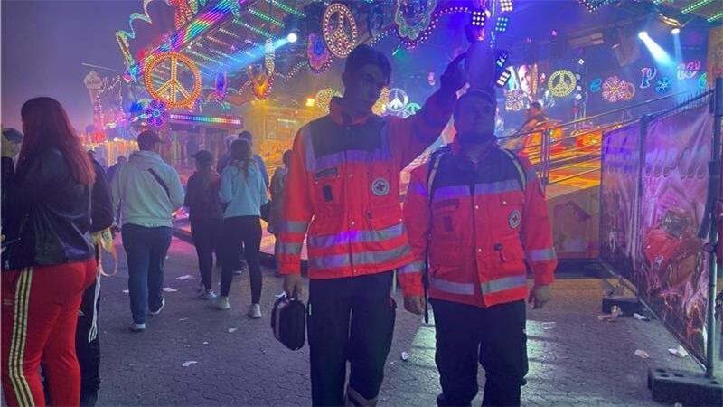 Polizei, Rettungsdienst und auch DRK sind auf dem Pfingstmarkt in Neukloster im Dauereinsatz, auch weil betrunkene Jugendliche für Probleme sorgen (Symbolbild).