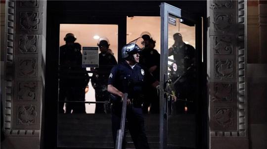 Polizei auf dem UCLA-Campus in der Nähe eines von pro-palästinensischen Demonstranten errichteten Lagers.