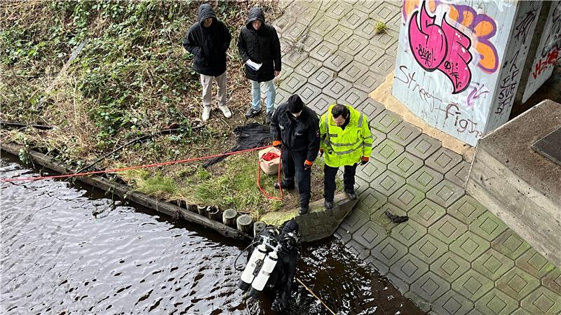Polizei - auf der Suche nach Beweisen am Burggraben nach der Tat.