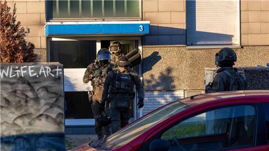 Polizei durchsucht neun Objekte in drei Städten wegen Verdachts auf Drogen- und Waffenhandel.