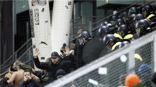 Polizei im Block: Über 300 Fans des KRC Genk mussten nach dem Einsatz das Stadion verlassen.