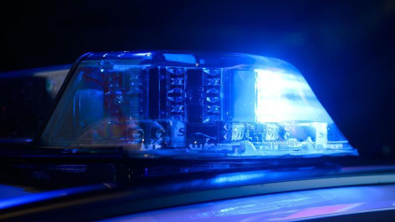 Schiff rammt Brücke in Osnabrück – Kapitän leicht verletzt Polizei im Einsatz: In Osnabrück kam es zu einem Schiffsunfall auf dem Stichkanal. (Symbolbild)