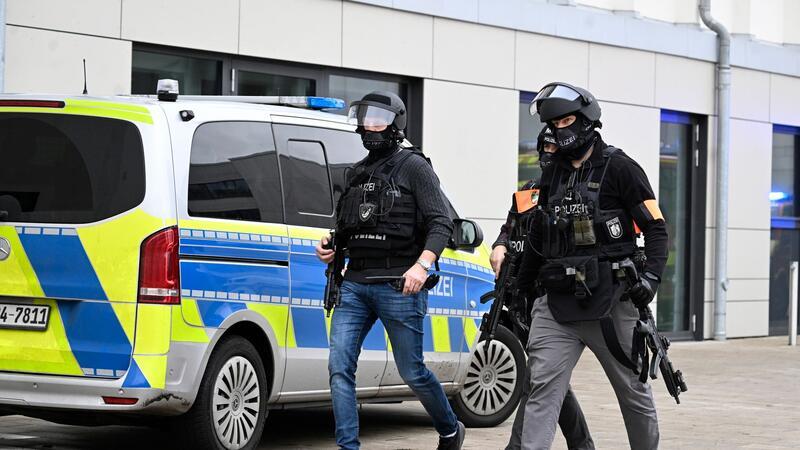 Polizei im Einsatz an dem Wuppertaler Gymnasium (Archivbild).