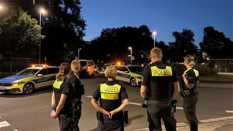 Polizei nach einer Massenschlägerei auf dem Kreisel am Jugendhaus im Altländer Viertel.