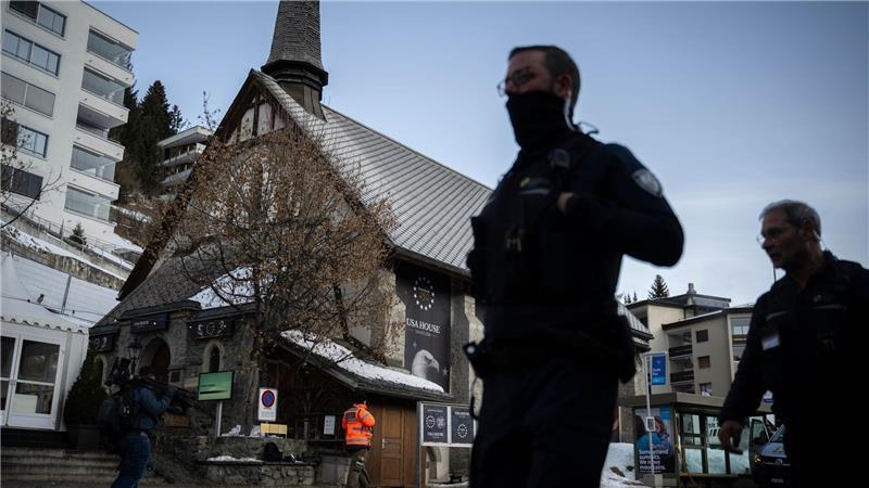 Polizei patroulliert vor dem USA-Haus vor dem 56. Jahrestreffen des Weltwirtschaftsforums (WEF) in Davos. 