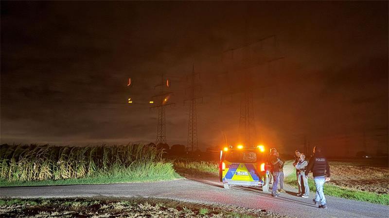 Polizei prüft verdächtigen Gegenstand an Umspannwerk.