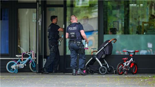 Polizei schieß an Kindergarten auf Mann mit Messer.