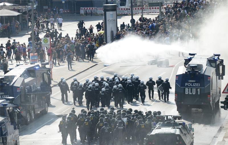 Liveticker zum Nachlesen: Der Gipfel ist beendet Polizei setzt nahe der Landungsbrücken erneut Wasserwerfer gegen Demonstranten ein. Foto: Daniel Reinhardt/dpa