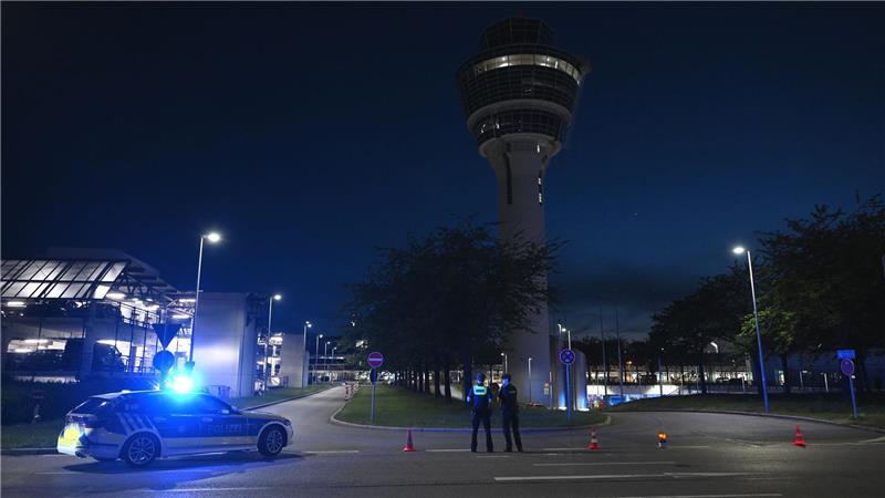 Polizei stand vor dem Flughafentower.
