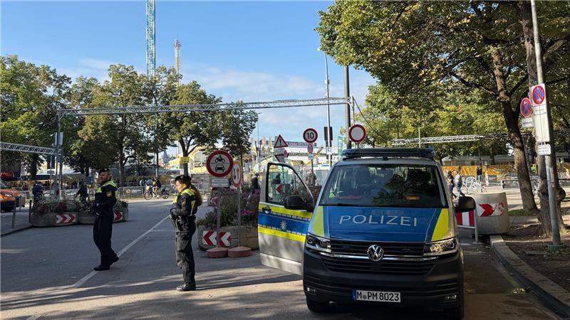 Oktoberfest nach Bombendrohung vorerst geschlossen Polizei steht am Oktoberfest. Das Münchner Oktoberfest bleibt wegen einer Sprengstoffdrohung bis mindestens 17.00 Uhr geschlossen. Wie die Stadt auf ihrer Homepage mitteilte, gibt es einen Zusammenhang mit einer Explosion im Münchner Norden und ein entsprechendes Schreiben des Täters.