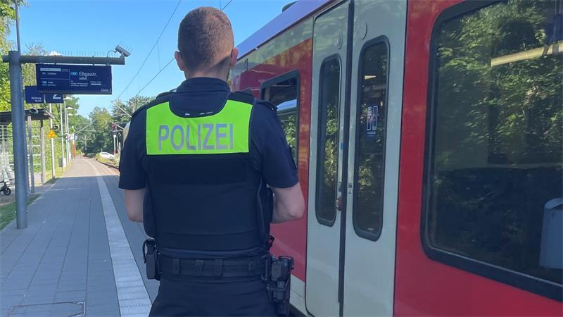 Polizei und Behörden kontrollierten am Bahnhof Horneburg.