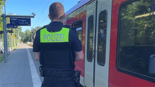 Polizei und Behörden kontrollierten am Bahnhof Horneburg.