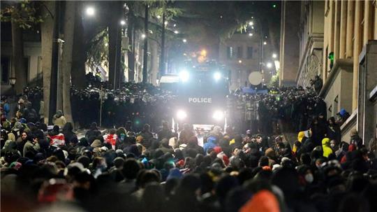 Polizei und Demonstranten lieferten sich in der Nacht schwere Auseinandersetzungen vor dem Parlamentsgebäude.