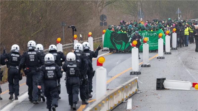 Polizei und Demonstranten treffen auf der B429 nahe der Lahnbrücke aufeinander. 