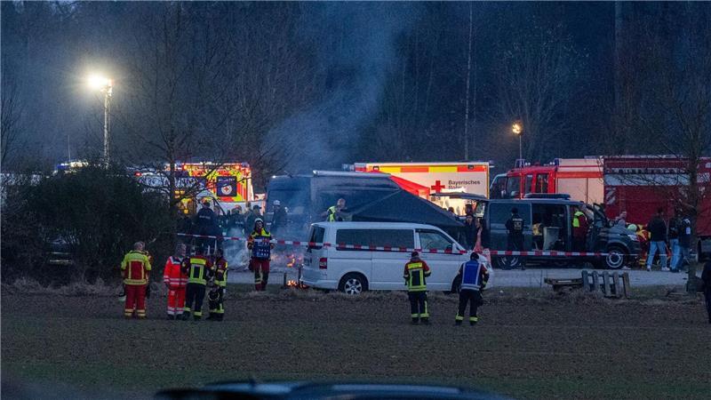 Zwei Tote bei zwei Feiern in Bayern - Täter weiter flüchtig Polizei und Einsatzkräfte in Parsberg.