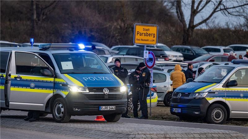 Polizei und Einsatzkräfte stehen nach einem Zwischenfall am Rand einer Feier. 