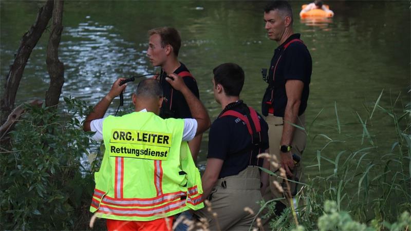 Polizei und Einsatzkräfte waren an der Rettungsaktion für den 27-Jährigen im Neckar beteiligt.