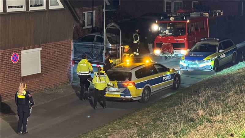 Polizei und Feuerwehr am Tatort in Dornbusch.