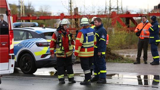 Polizei und Feuerwehr am Unglücksort in Neumarkt/Oberpfalz.
