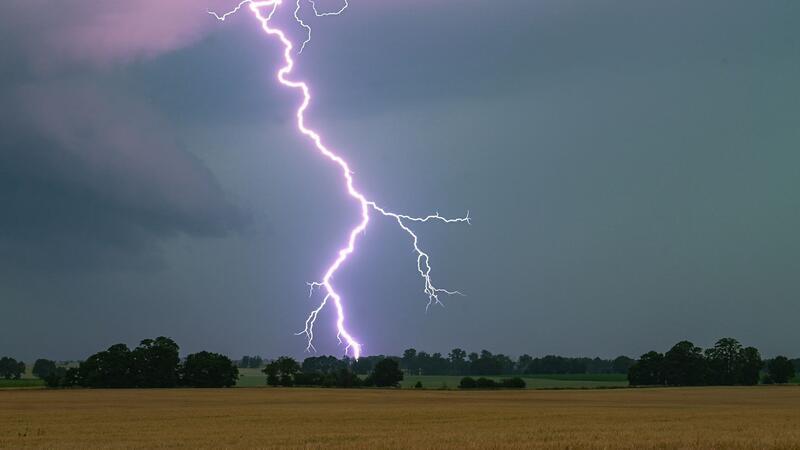 Polizei und Feuerwehr mussten mehrfach wegen Gewitter und Regens ausrücken. (Archivbild)