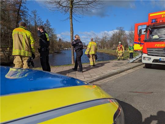 Polizei und Feuerwehr rückten Samstagmittag an den Burggraben: Eine Leiche wurde entdeckt. Foto: Battmer