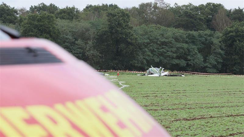 Drei Tote bei Absturz von Kleinflugzeug im Rheinland Polizei und Feuerwehr waren am Mittag rund um das Wrack auf einem Feld im Einsatz.
