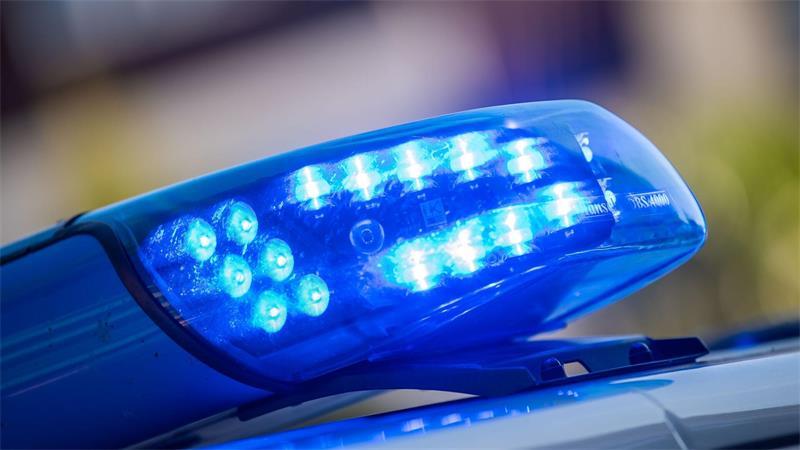 Polizei und Feuerwehr waren bei dem Unfall im Einsatz. (Symbolbild)