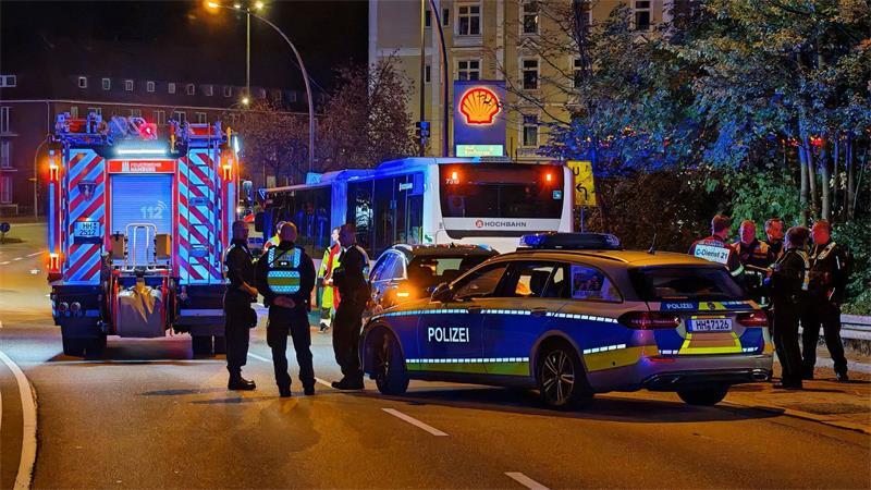 Polizei und Feuerwehr waren bei einem tödlichen Unfall in Hamburg im Einsatz.