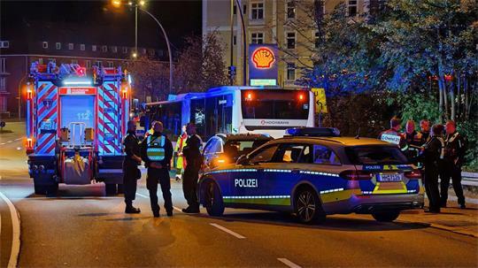 Polizei und Feuerwehr waren bei einem tödlichen Unfall in Hamburg im Einsatz.