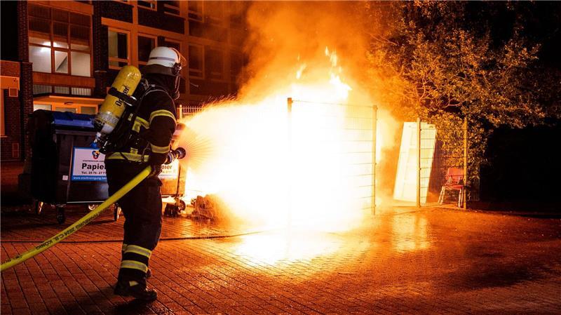 Halloween-Bilanz: Feuerwerk und nagelgespickte Schokolade Polizei und Feuerwehr waren im Einsatz.