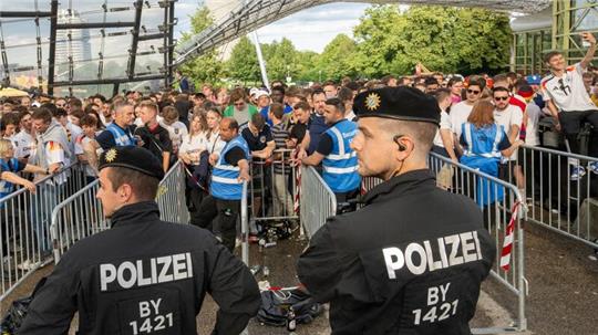 Polizei und Ordner sperren den Zugang zur offiziellen Fanzone im Olympiapark.