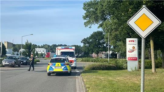 Polizei und Rettungsdienst mussten am Dienstagmorgen ins Buxtehuder Gewerbegebiet am Alten Postweg ausrücken.
