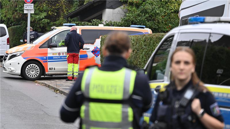 Polizei und Rettungsdienst stehen auf einer Straße.