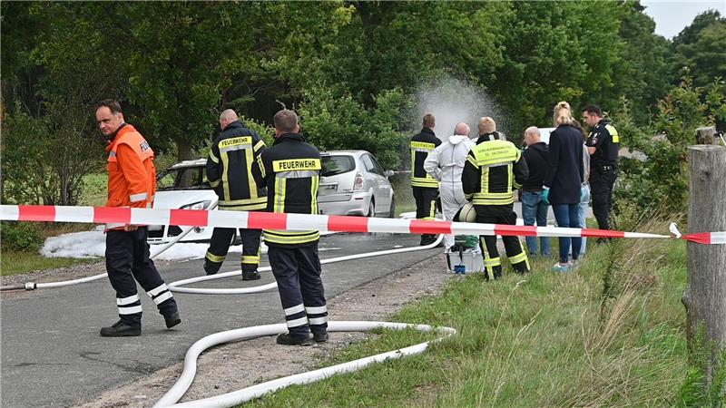 Drama nach Liebes-Aus? – Polizei findet zwei Leichen im Kreis Harburg Polizei und Rettungskräfte am Fundort zweier Leichen an einem ausgebrannten Auto im niedersächsischen Salzhausen.