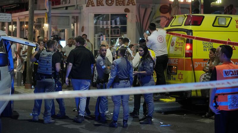 Huthi-Drohne trifft Tel Aviv - ein Toter und Verletzte Polizei und Rettungskräfte am Ort der Explosion in Tel Aviv.