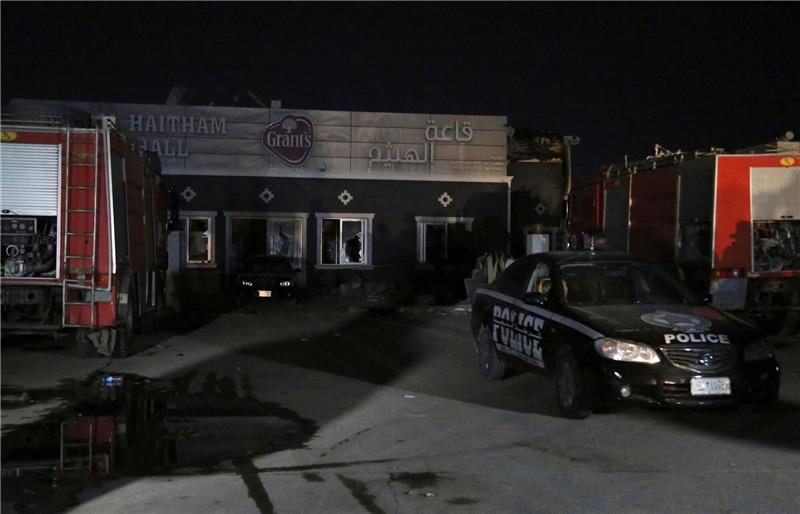 Etwa 100 Tote bei Hochzeitsfeier im Irak Polizei und Rettungskräfte am Ort des tödlichen Brandes.
