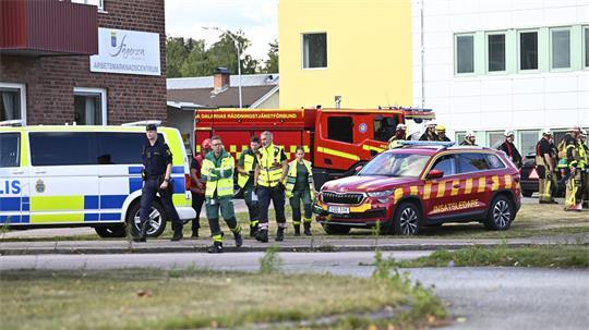 Polizei und Rettungskräfte rückten am Nachmittag zu einer Schule im schwedischen Fagersta aus.