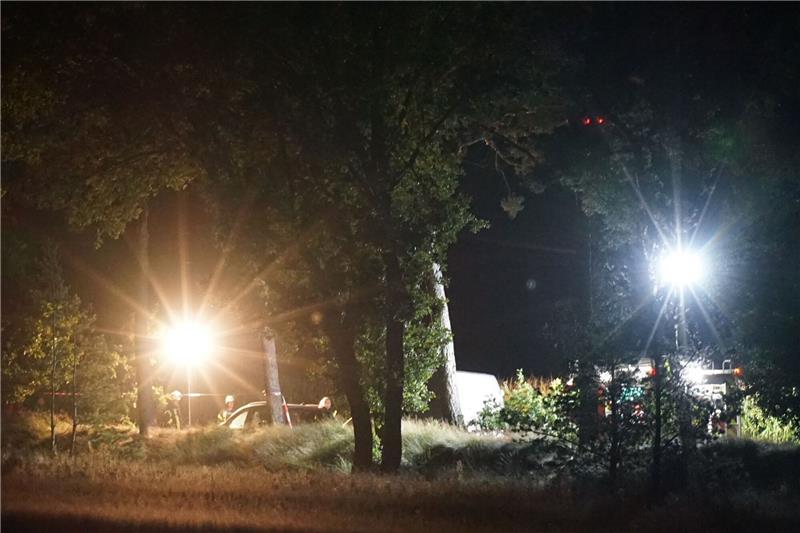 Getötete 17-Jährige: Geflüchteter Landwirt versteckte sich im Heu Polizei und Spurensicherung ermitteln am Auto des festgenommenen Tatverdächtigen in der Nähe der A7.