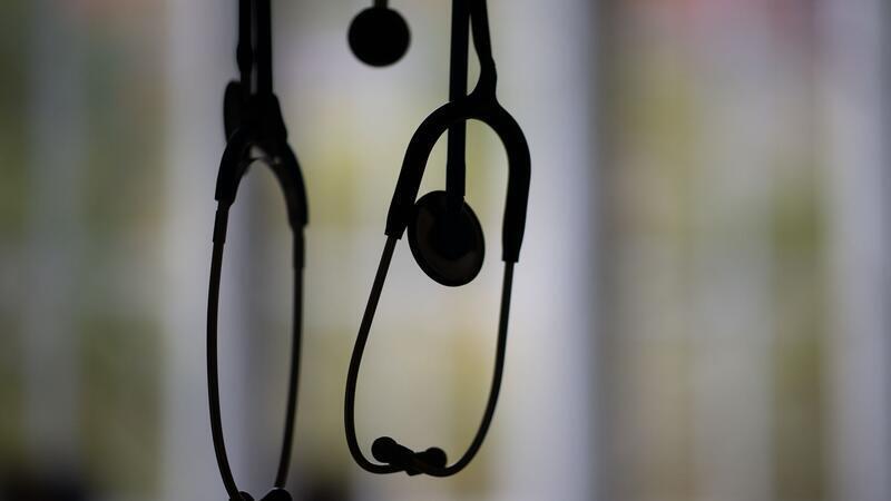 Tod älterer Patienten: Verdächtiger darf nicht praktizieren Polizei und Staatsanwaltschaft ermitteln gegen einen Arzt im Kreis Pinneberg und eine weitere Beschuldigte. (Symbolbild)