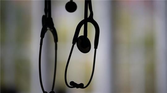 Polizei und Staatsanwaltschaft ermitteln gegen einen Arzt im Kreis Pinneberg und eine weitere Beschuldigte. (Symbolbild)