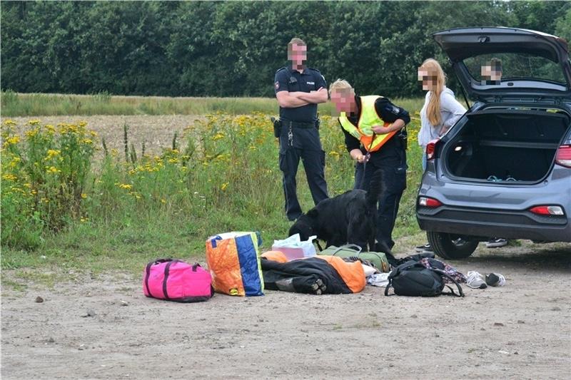 Polizei und Zoll durchsuchen auch mit Hilfe von Rauschgiftspürhunden das Gepäck der Besucher. Foto: Beneke