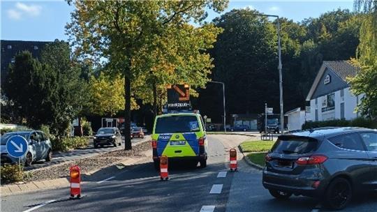 Polizei und Zoll haben in Buxtehude an der Bundesstraße 73 den Verkehr kontrolliert.