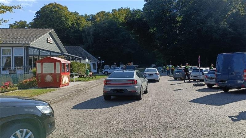 Polizei und Zoll leiteten die Autos auf den Pfingstmarktplatz in Neukloster um und führten eine stationäre Kontrolle durch.