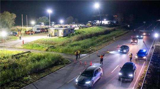 Polizei und Zoll winken am Freitagabend mehrere Hundert Autofahrer kurz nach der Wesertunnel-Ausfahrt bei Dedesdorf zur Verkehrskontrolle auf einen extra eingerichteten Platz.