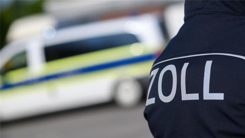 Polizei- und Zollbeamte waren am Freitagabend in Wilhelmshaven und dem Landkreis Friesland im Einsatz. (Symbolbild)