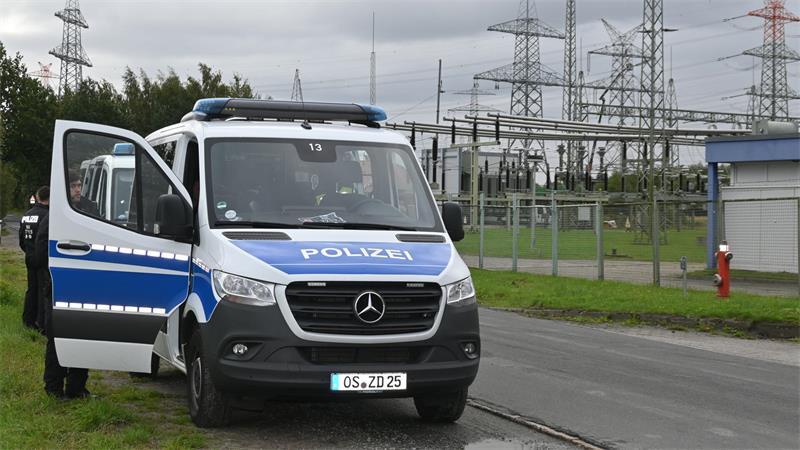 Polizei vor dem Umspannwerk in Dollern.