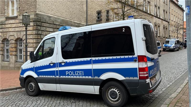 Tödliche Messerattacke in Stade: Polizisten kämpfen mit den Erinnerungen Polizeiabsperrung: Blick in die Ritterstraße vor dem Langericht Stade.