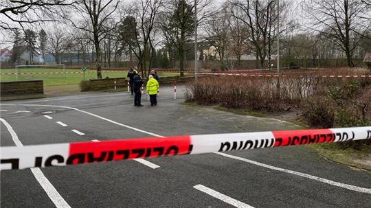 Polizeiabsperrung am Fundort eines Neugeborenen unweit eines Schulgeländes in Bielefeld.