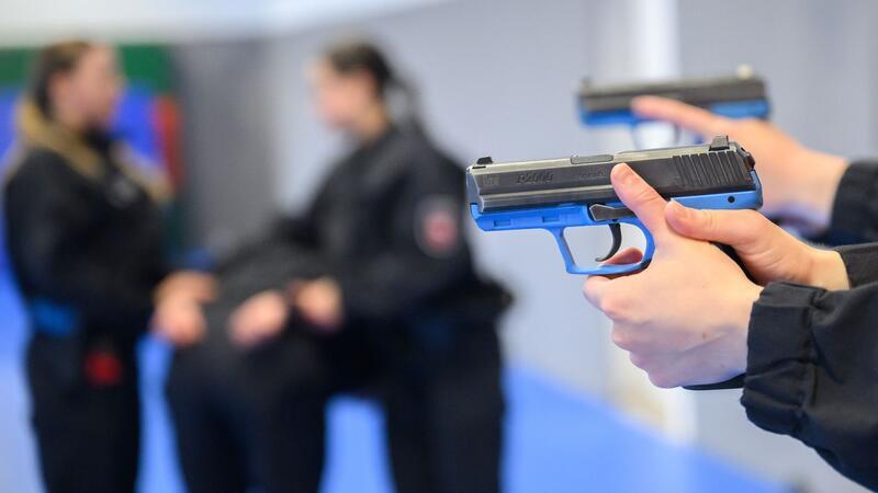Innenministerin für Verbot von Messern im Nahverkehr Polizeianwärter üben mit Dienstwaffen.