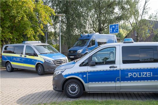 Polizeiautos bei Festnahme am Dienstag in Pragsdorf im Südosten Mecklenburg-Vorpommerns. Foto: Stefan Sauer/dpa
